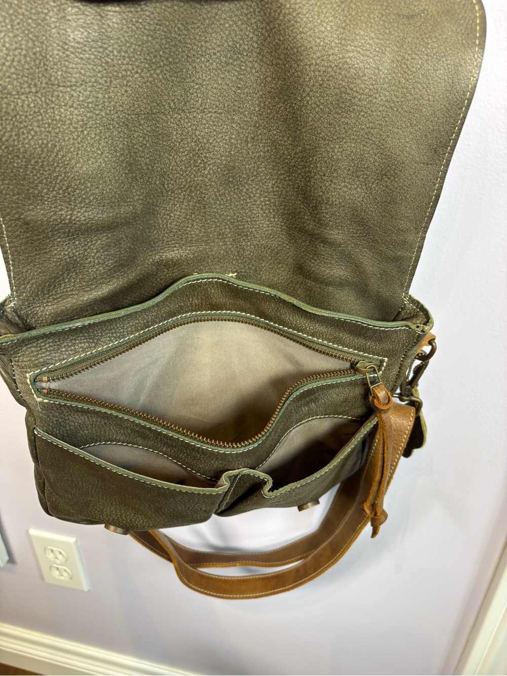 Vintage Roots Olive Green Leather Messenger Bag Purse with Tan Straps - Picture 10 of 10